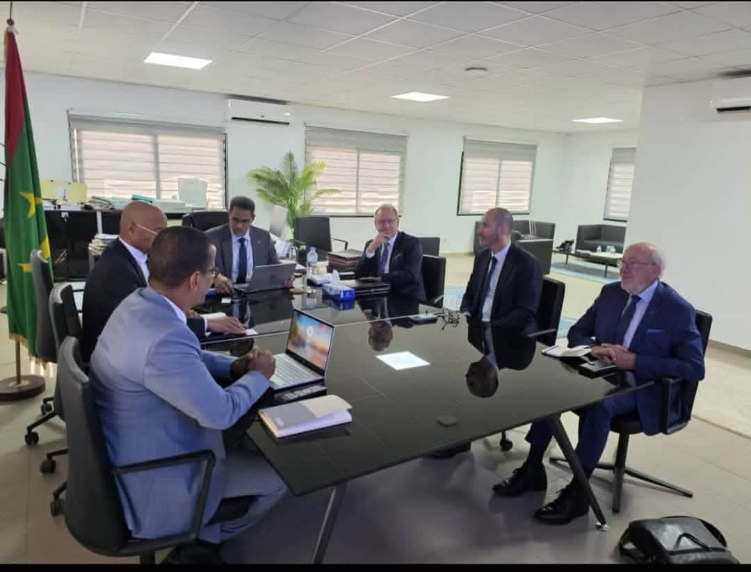 صوملك تبحث تحويل محطات كهربائية إلى الطاقة الشمسية