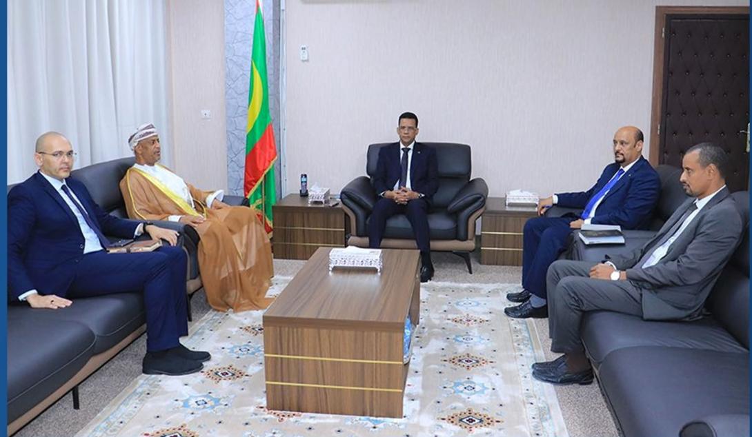 ولد أحمد لولي وسفير عُمان يبحثان التعاون المشترك