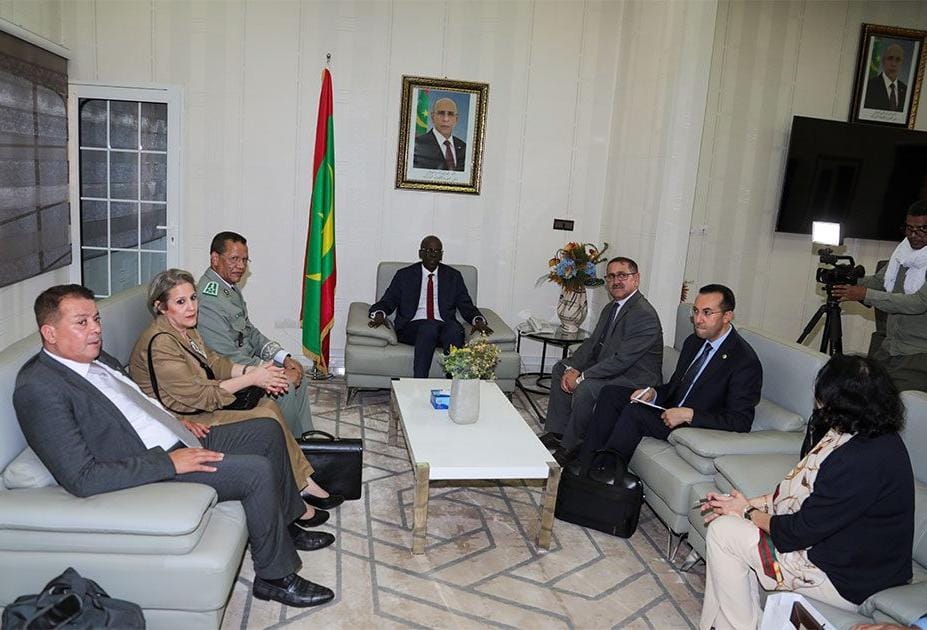وزير المالية يبحث التعاون مع الجمارك الجزائرية