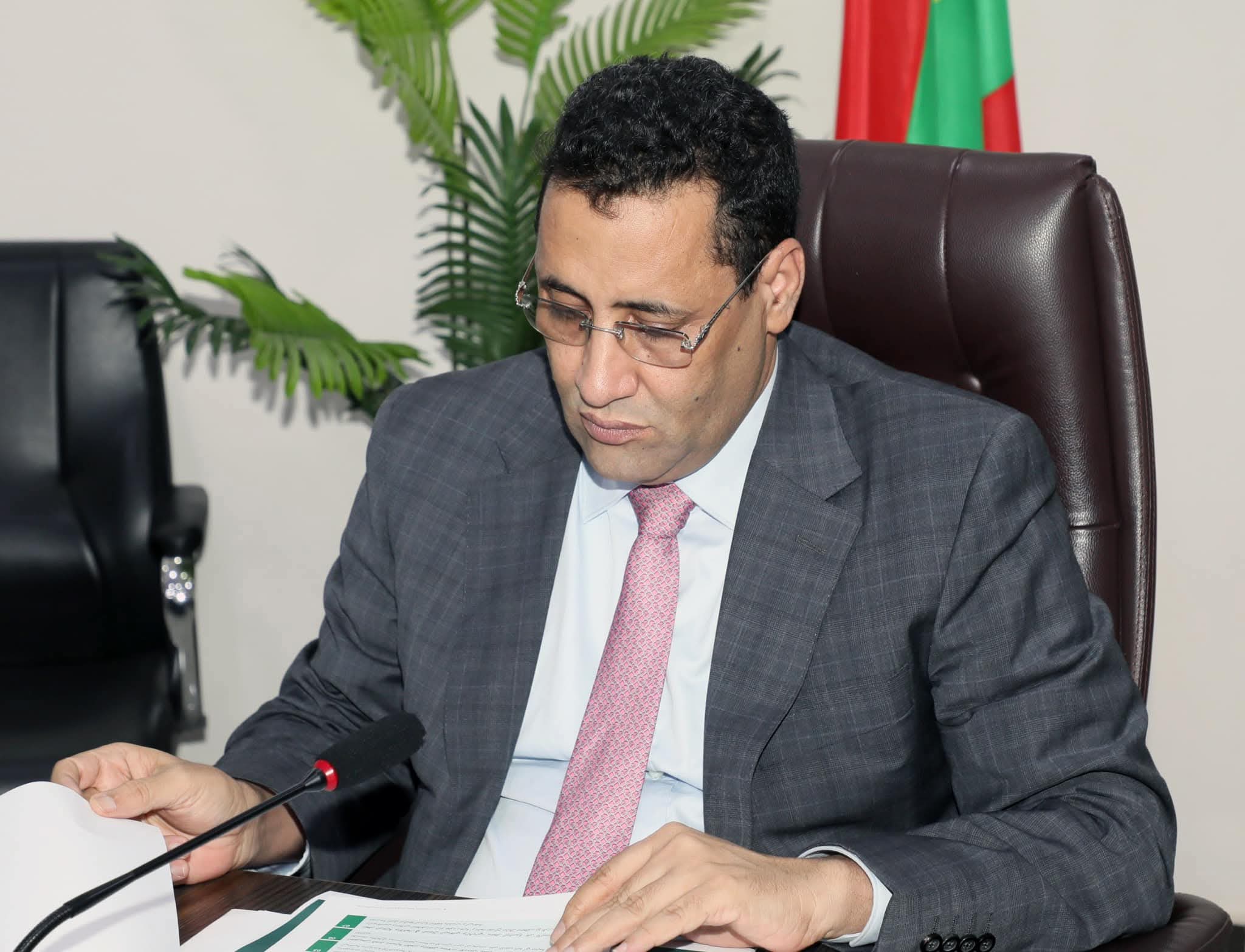ولد أجاي يوجه بتعميق دراسة قانون لمكافحة المراهنات