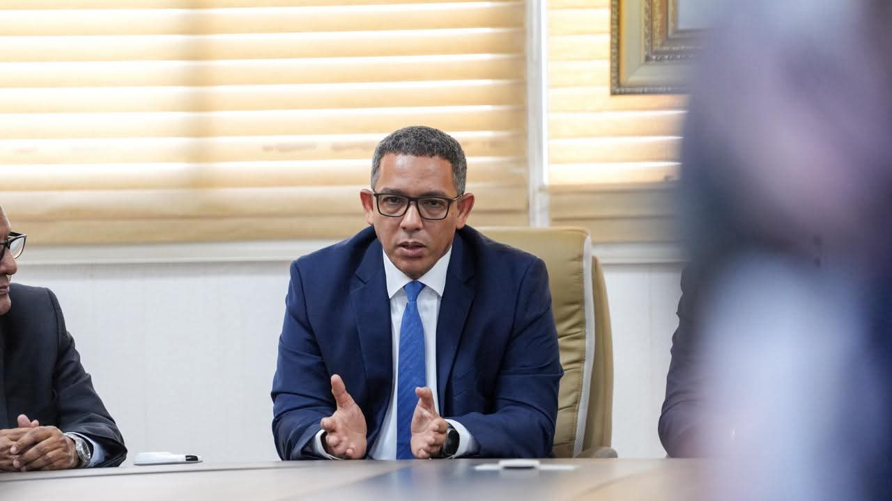 ولد عبدالفتاح يتسلم مهامه وزيرا للنفط